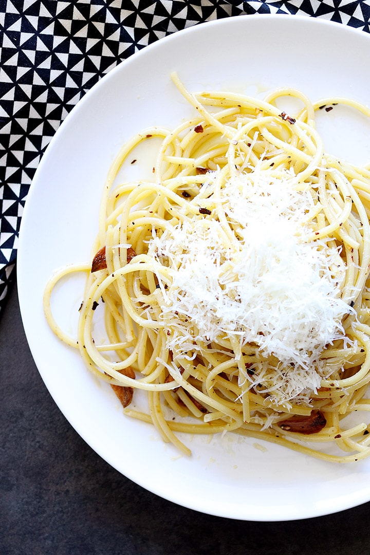 Pasta con aglio, oglio é peperoncino, or 'Pasta with Garlic, Oil and Pepper' is an Italian classic comfort food. This Italian classic takes only 15 minutes!