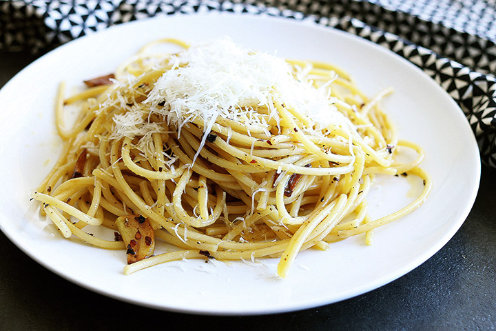 Pasta con aglio, oglio é peperoncino, or 'Pasta with Garlic, Oil and Pepper' is an Italian classic comfort food. This Italian classic takes only 15 minutes!