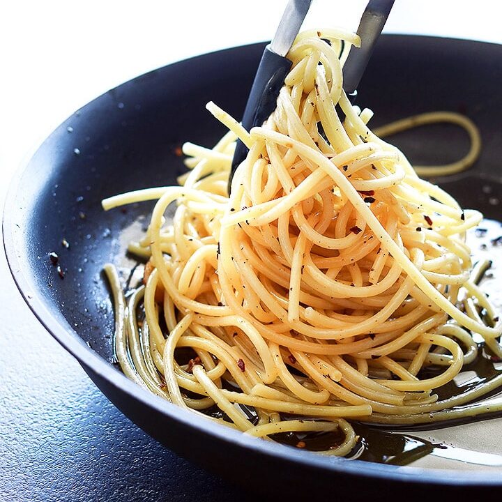 Pasta con aglio, oglio é peperoncino, or 'Pasta with Garlic, Oil and Pepper' is an Italian classic comfort food. This Italian classic takes only 15 minutes!