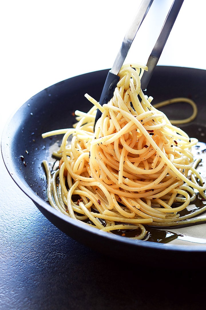 Pasta con Aglio, Oglio é Peperoncino {Pasta with Garlic, Oil & Pepper}