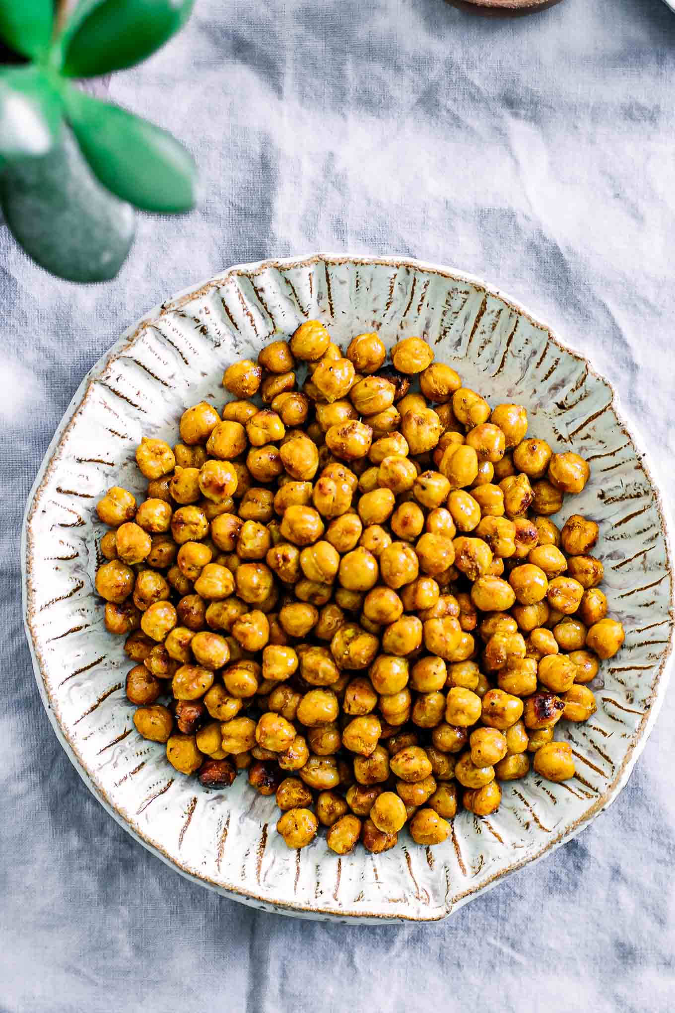 Sweet and Spicy Roasted Chickpeas ⋆ Oil-Free, Vegan, 30 Minutes!
