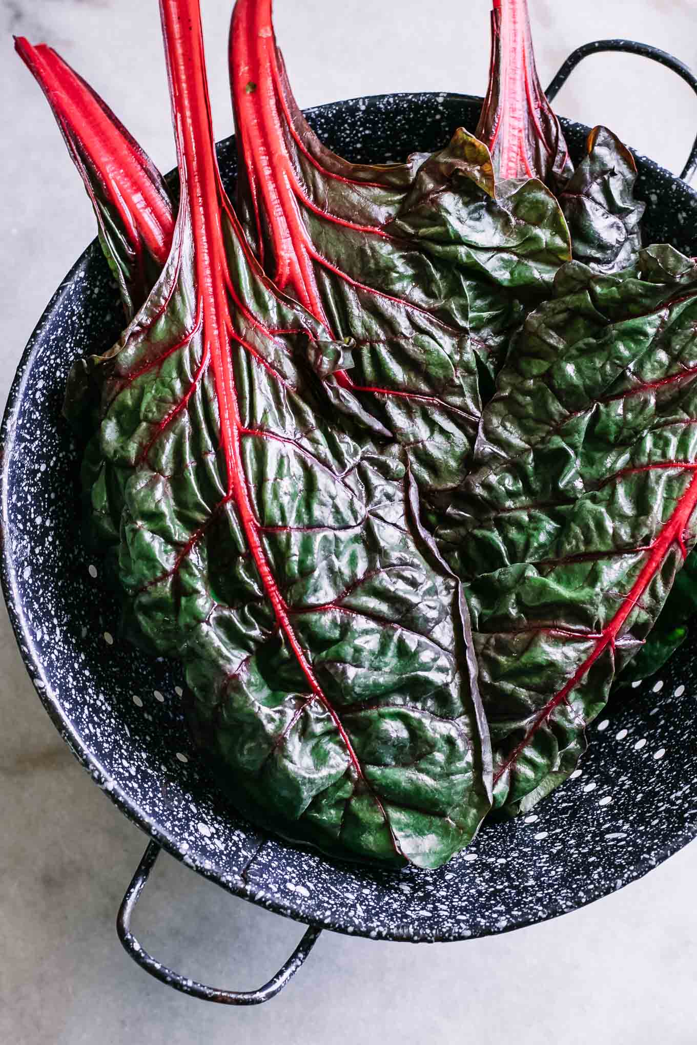 Baked Chard Chips ⋆ Roast Chard Leaves into Crispy Chips in 10 Minutes!